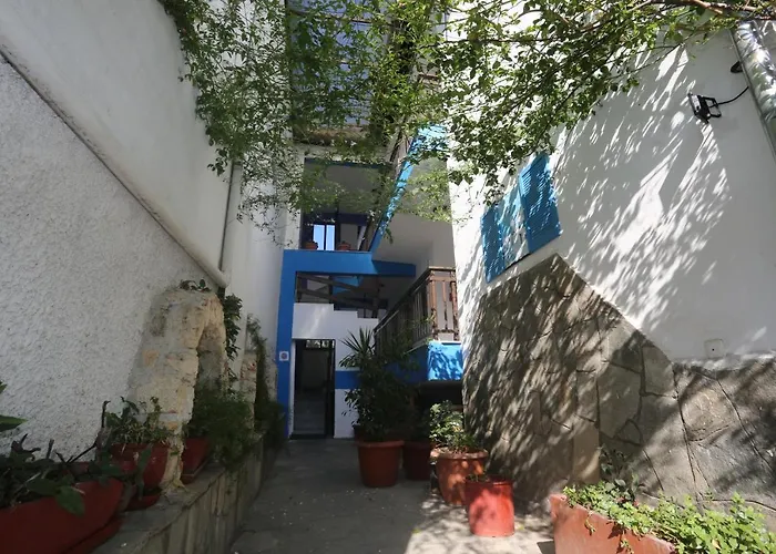 Castor Aparthotel 3*